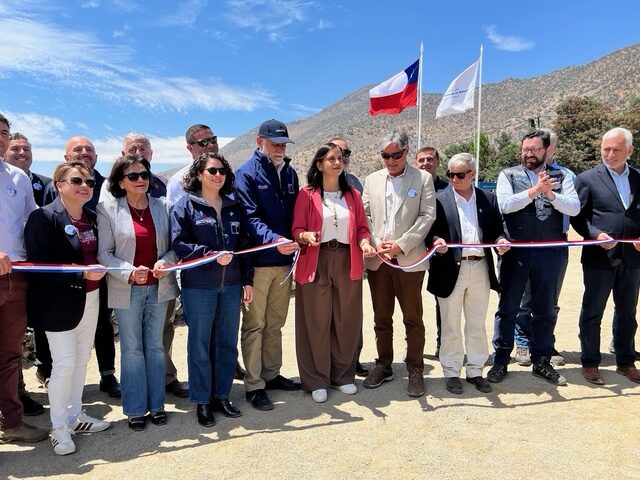 Corte de cinta de autoridades que inaugura la bocatoma